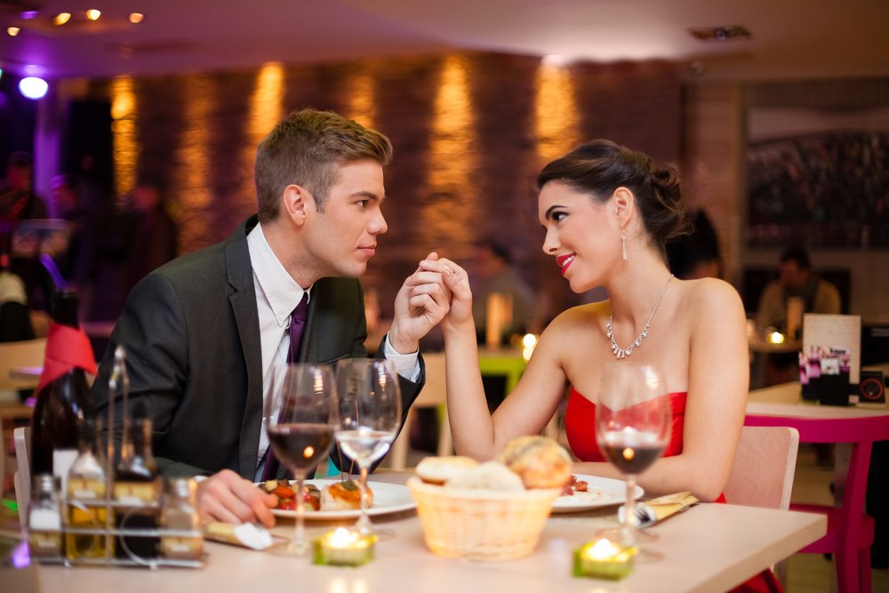 Мужчина пригласил в ресторан. Романтический ужин в ресторане. Женщина в ресторане. Ресторан. Ужин в ресторане на двоих.